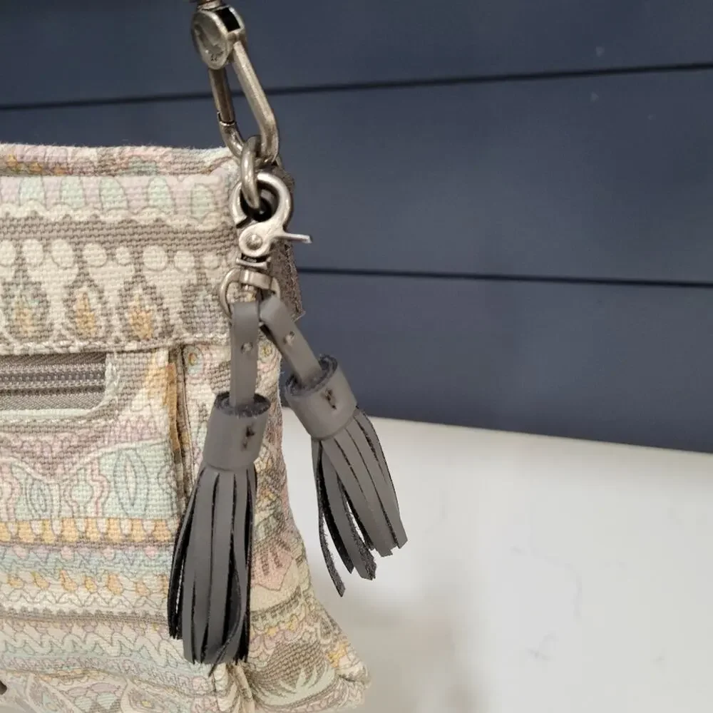 Sakroots Crossbody Adjustable Strap Pockets inside.